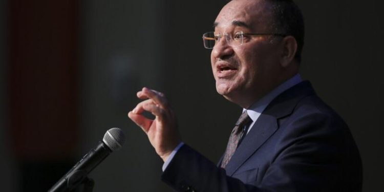 Adalet Bakanı Bozdağ’dan okul müdürüne başörtüsü tepkisi: ‘Çağdaş yobazlık’