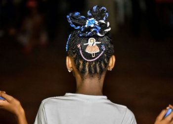 ‘Afro saçları diğer öğrencileri engelliyor’ diye defalarca eve gönderilen genç kız, okuldan tazminat almaya hak kazandı