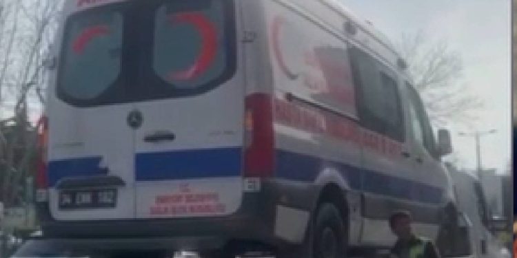 Belediyeye ait ambulansa içinde hasta varken haciz geldi