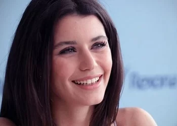 Beren Saat’in annesi ilk kez görüldü! Firdevs Hanım’ı solda sıfır bırakan güzellik: Emekli öğretmenin zerafeti