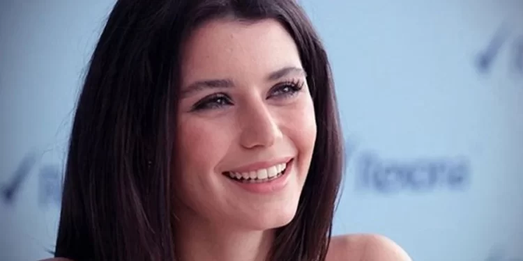 Beren Saat’in annesi ilk kez görüldü! Firdevs Hanım’ı solda sıfır bırakan güzellik: Emekli öğretmenin zerafeti