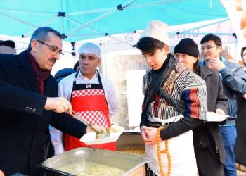 Canan Karatay’ın gribe karşı tavsiye ettiği ‘tirşik çorbası’, davullu zurnalı şölenle 5 bin kişiye dağıtıldı