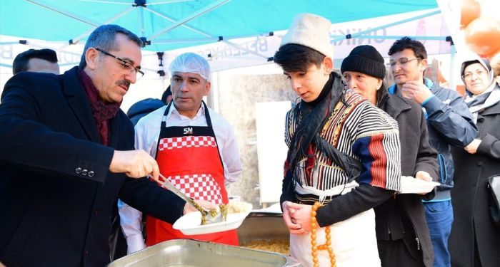Canan Karatay’ın gribe karşı tavsiye ettiği ‘tirşik çorbası’, davullu zurnalı şölenle 5 bin kişiye dağıtıldı