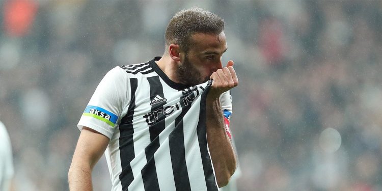 Chicago Fire’dan gelen teklifi kabul etti mi? Beşiktaş ile sözleşme yenileyecek mi? Cenk Tosun’dan açıklama