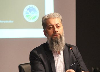 Çocuk yaşta evlilikleri savunan profesör Gencer’i protesto eden öğrenciler sınıfı terk etti