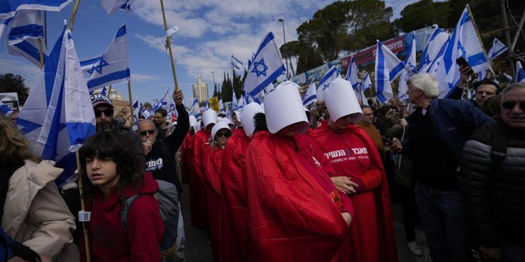 Damızlık Kızın Öyküsü’nün İsrail’deki protestoların simgesi haline gelmesine yazarı da şaşırdı