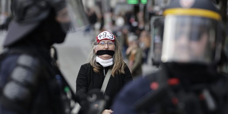 Fransa’da hükümete karşı sunulan gensoru önergesi reddedildi