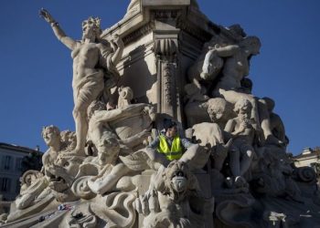 Fransa’da sarı yeleklilerin gösterilerinde 32 kişi gözaltına alındı