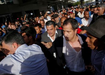 Guaido, Venezüella’ya döndü: Havalimanında ‘vatan haini’ tepkileriyle karşılandı