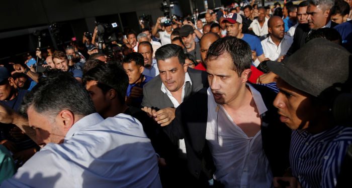 Guaido, Venezüella’ya döndü: Havalimanında ‘vatan haini’ tepkileriyle karşılandı