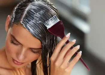 Hem beyaz saçları kapatıyor hem de yüzünüzü canlı gösteriyor! İşte en iyi saç boyası rengi: Arkadaşlarınız sizi tanıyamayacak