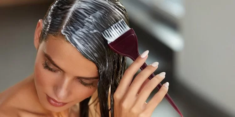 Hem beyaz saçları kapatıyor hem de yüzünüzü canlı gösteriyor! İşte en iyi saç boyası rengi: Arkadaşlarınız sizi tanıyamayacak