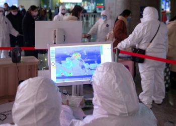 Hong Kong, Çin’den tahliye edilenleri karantina altına aldı