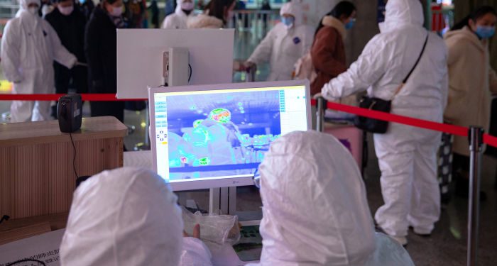 Hong Kong, Çin’den tahliye edilenleri karantina altına aldı