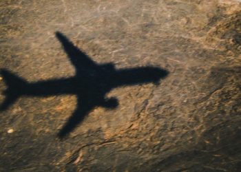 İsrail’in, Suriye’deki hava saldırısında kalkan olarak kullandığı yolcu uçağının Rus Hmeymim Üssü’ne iniş görüntüleri