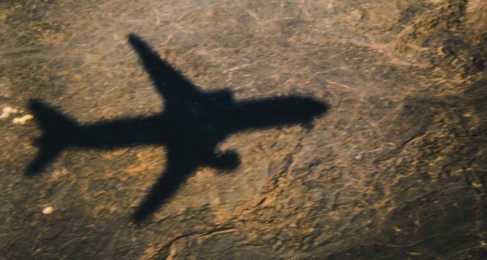 İsrail’in, Suriye’deki hava saldırısında kalkan olarak kullandığı yolcu uçağının Rus Hmeymim Üssü’ne iniş görüntüleri