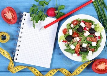 Kışın kat kat giyindik şimdi tişört zamanı. Yaz geliyor ama önünüzde zayıflamak için çok zaman yok. 8 Adımda Düz Bir Karın