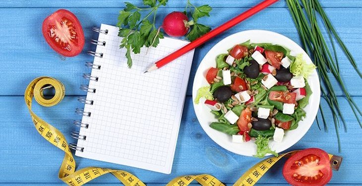 Kışın kat kat giyindik şimdi tişört zamanı. Yaz geliyor ama önünüzde zayıflamak için çok zaman yok. 8 Adımda Düz Bir Karın