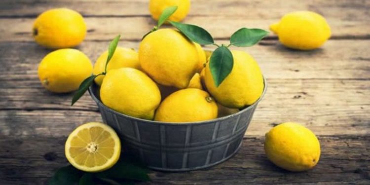 Kışın mucizevi meyvesi” limon” :  Yatarken ayak tabanına sürülen limonun ne gibi etkileri var?