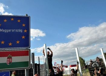 Macaristan, ‘ellerinde çiçeklerle’ Sırbistan’dan gelen 500 sığınmacının girişini engellemek için sınır kapısını kapattı