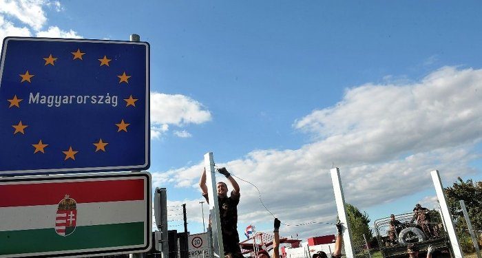 Macaristan, ‘ellerinde çiçeklerle’ Sırbistan’dan gelen 500 sığınmacının girişini engellemek için sınır kapısını kapattı