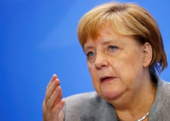 Merkel, Nazi paktını tebrik eden bakanı kovdu