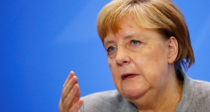 Merkel, Nazi paktını tebrik eden bakanı kovdu