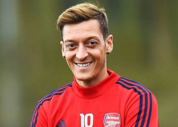 Mesut Özil’in futbolu bırakması dünya basınında:  ‘Sürpriz karar’