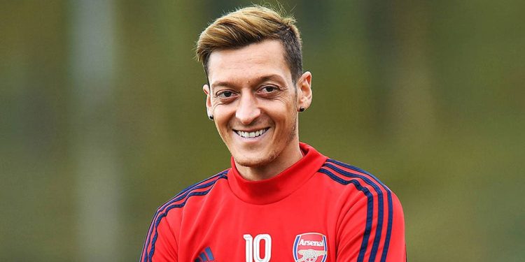 Mesut Özil’in futbolu bırakması dünya basınında:  ‘Sürpriz karar’