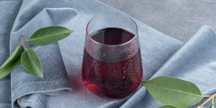 Mor reyhan şerbetini denediniz mi? Reyhanın faydalarını duymalısınız. Ramazan sofralarına sağlıklı bir şerbet tarifi…