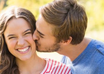 Oruçluyken öpmek orucu bozar mı? Diyanet’in Açıklaması… Sevgiliyi yanaktan, dudaktan öpmek orucu bozar mı, günah mı?