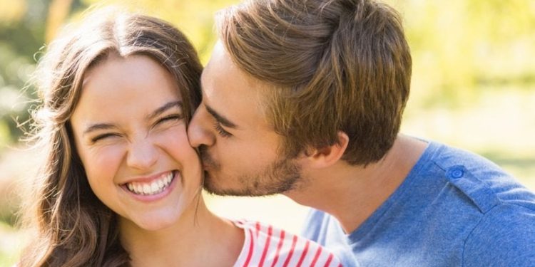 Oruçluyken öpmek orucu bozar mı? Diyanet’in Açıklaması… Sevgiliyi yanaktan, dudaktan öpmek orucu bozar mı, günah mı?