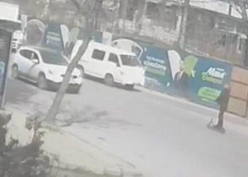 Otomobilin çarptığı scooter sürücüsü havaya savruldu