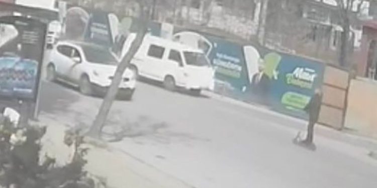 Otomobilin çarptığı scooter sürücüsü havaya savruldu