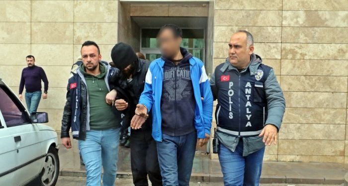 Para karşılığı çağırdığı kadınla basılan adamı ‘Sende hiç ar namus yok mu?’ diyerek gasp ettiler