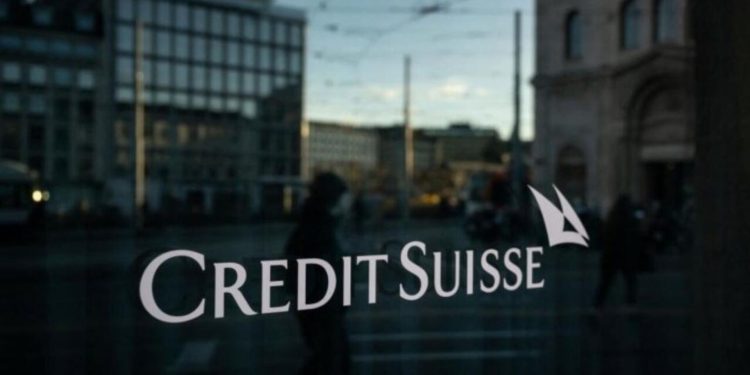 Rakibi UBS’e devredilecek olan Credit Suisse, çalışanlarının maaşını ödemeye devam edecek
