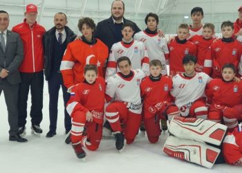 Rus ve Türk buz hokeyi takımlarından dostluk maçı