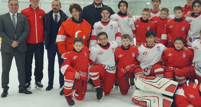 Rus ve Türk buz hokeyi takımlarından dostluk maçı