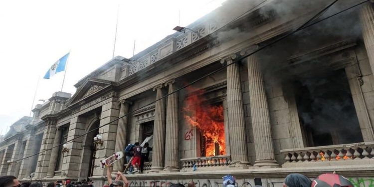 Sağlık ve eğitim bütçesi azaldı: Guetamala halkı Kongre binasını ateşe verdi