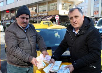 Taksisinde unutulan 70 bin lirayı sahibine teslim etti
