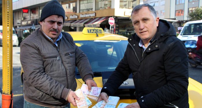 Taksisinde unutulan 70 bin lirayı sahibine teslim etti