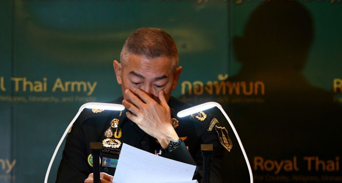 Tayland Genelkurmay Başkanı, bir askerin düzenlediği silahlı saldırı için gözyaşları içinde özür diledi