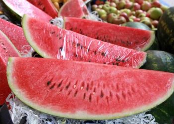 Tezgahlardaki fiyatı görenlerin ağzını açık bıraktı! Hamileler okumasın! İşte bir dilim karpuzun fiyatı…