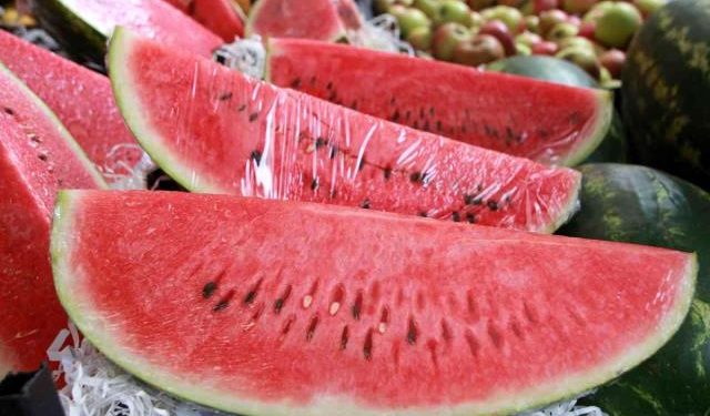 Tezgahlardaki fiyatı görenlerin ağzını açık bıraktı! Hamileler okumasın! İşte bir dilim karpuzun fiyatı…