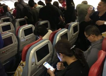 Uçakta cep telefonunu kapatmayana 2 bin 603 lira ceza