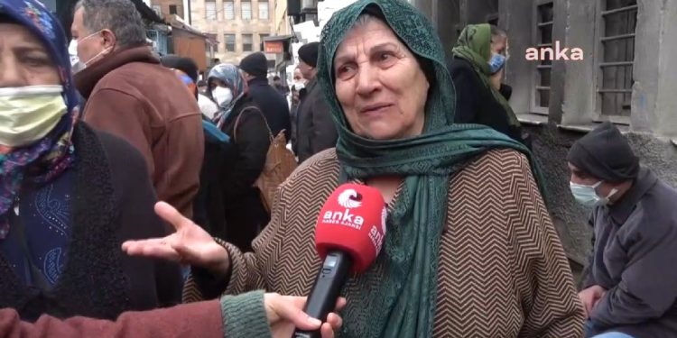 Ucuz et kuyruğunda bekleyen 83 yaşındaki vatandaş: Bir de oy istiyorlar buyurun, bu hayat mı?