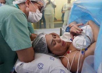 Ünlü oyuncu menopozdan sonra 56 yaşında anne oldu