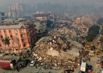 Uyanıklar buradan da para kazanma yolunu buldu Dolandırıcılıkta yeni metot: Deprem falcılığı. Üstelik euro ile çalışıyorlar