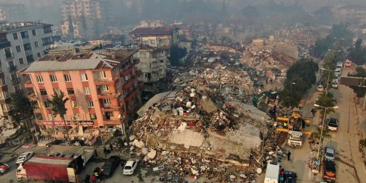 Uyanıklar buradan da para kazanma yolunu buldu Dolandırıcılıkta yeni metot: Deprem falcılığı. Üstelik euro ile çalışıyorlar