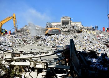 Yıkılan hastanenin müteahhidine yakalama kararı